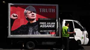 epa10229897 A billboard calling for the release of Australian activist and Wikileaks founder Julian Assange, in Melbourne, Australia, 08 October 2022. Assange is currently being held in a maximum security prison in London amid a legal battle to avoid extradition to the United States, where he could be sentenced to life in prison.  EPA/JOEL CARRETT AUSTRALIA AND NEW ZEALAND OUT