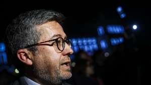 O presidente da Câmara Municipal de Lisboa, Carlos Moedas, fala aos jornalistas durante a inauguração das Luzes de Natal em Lisboa, 05 de dezembro de 2022. RODRIGO ANTUNES/LUSA