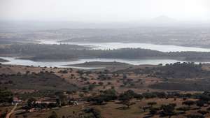 Vista do lago de alqueva a partir de Monsaraz. Reguengos de Monsaraz, 10 de outubro de 2022. NUNO VEIGA/LUSA