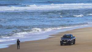 Elementos da Policia Marítima participam nas buscas dos três tripulantes de uma embarcação desaparecida na sexta-feira ao largo na Nazaré, na Praia do Pedrogão em Leiria. PAULO CUNHA/LUSA