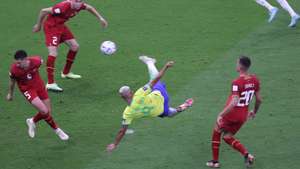 epa10326209 Richarlison scores the 2-0 goal during the FIFA World Cup 2022 group G soccer match between Brazil and Serbia at Lusail Stadium in Lusail, Qatar, 24 November 2022.  EPA/Ali Haider