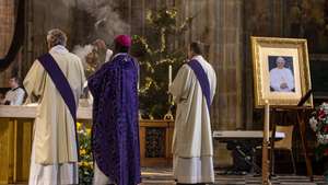 epa10389416 Apostolic Nuncio to the Czech Republic Thaddeus Okolo (2-L) leads a memorial service for the late Pope Emeritus Benedict XVI at St. Vitus Cathedral in Prague, Czech Republic, 04 January 2023. Former Pope Benedict XVI died on 31 December 2022 at his Vatican residence, at the age of 95.  EPA/MARTIN DIVISEK