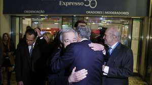 O Presidente da República, Marcelo Rebelo de Sousa (C), ladeado pelo fundador do semanário Expresso, Francisco Pinto Balsemão (D), cumprimenta o secretário-geral das Nações Unidas, António Guterres (E), no final da Grande Conferência Expresso 50 Anos "Deixar o Mundo Melhor", na Fundação Champalimaud, em Lisboa, 06 de janeiro de 2023. ANTÓNIO PEDRO SANTOS/LUSA