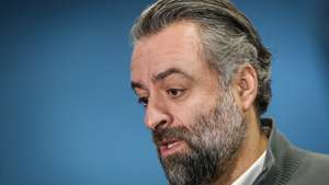 O presidente do SNPVAC - Sindicato Nacional do Pessoal de Voo da Aviação Civil, Ricardo Penarroias , em declarações à comunicação social após uma reunião com o partido politico Bloco de Esquerda (BE),  para abordar a situação da TAP no âmbito da atual situação política, em Lisboa, 07 de janeiro de 2023. RODRIGO ANTUNES/LUSA