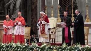 epa03575033 The President of the Italian Episcopal Conference (Cei) Tarcisio BertoneB(second from left) , Pope Benedict XVI, mon. Georg Ganswein and the Grand Master of the Order of the Knights of Malta Fra Englishman Matthew Festing during the audience in Saint Peters Basilica, Vatican 9 February 2013. The Order of the Knights of Malta celebrates its 900 years.  EPA/SAMANTHA ZUCCHI INSIDEFOTO