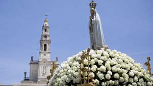 A imagem de Nossa Senhora de Fátima é levada no andor durante a Procissão do Adeus integrada nas celebrações religiosas da Peregrinação Internacional Aniversária de maio no Santuário de Fátima, 13 de maio de 2022. PAULO CUNHA/LUSA