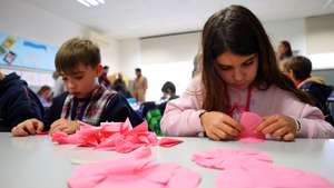 Crianças do pré-escolar e até ao sexto ano de escolaridade estão a aprender numa aula da disciplina de Educação Tecnológica (ET), o segredo secular de transformar o papel em flores para que a tradição das Festas do Povo tenha o futuro assegurado, tradição reconhecida em 2021 pela Organização das Nações Unidas para a Educação, a Ciência e a Cultura (UNESCO) como Património Cultural Imaterial da Humanidade, no Centro Escolar Comendador Rui Nabeiro, em Campo Maior, 18 de janeiro de 2023. As Festas do Povo de Campo Maior, conhecidas por apresentarem dezenas de ruas, sobretudo no centro histórico, ‘engalanadas’ com milhares de flores de papel, feitas pela população de forma voluntária, realizaram-se pela última vez em 2015, mas o seu futuro parece assegurado graças ao “empenho” na aprendizagem dos mais novos. (ACOMPANHA TEXTO DA LUSA DO DIA 22 DE JANEIRO DE 2023). NUNO VEIGA/LUSA