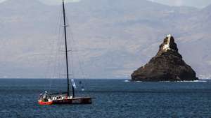 Um veleiro participante da Ocean Race (VO65) ao largo do Mindelo, na partida da ilha de São Vicente, Cabo Verde, 25 de janeiro de 2023. A celebrar os 50 anos desde o nascimento em 1973, a Ocean Race mudou este ano de formato e colocará duas classes em competição na mais difícil prova de circum-navegação à vela por equipas. ELTON MONTEIRO/LUSA