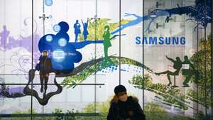 epa10391639 A man stands next to an advertisement banner of Samsung at the company's headquarters shop in Seoul, South Korea, 06 January, 2023. Samsung Electronics Co. anounced on 06 January its operating profit at 4.3 trillion won (3.4 billion dollars), down from 13.87 trillion won (10.92 billion dollars) a year ago.  EPA/JEON HEON-KYUN
