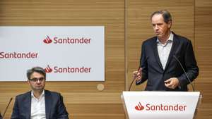 O presidente da comissão executiva do Santander Portugal, Pedro Castro e Almeida (D)  intervém na apresentação dos resultados anuais 2022 do Santander Portugal, esta manhã na sede do banco em Lisboa, 02 de fevereiro de 2023. MIGUEL A. LOPES/ LUSA