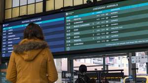 Painel de informação alerta para viagens de comboio suprimidas devido à greve da CP, na Estação de São Bento no Porto, 30 de novembro de 2022. Os trabalhadores da CP - Comboios de Portugal cumprem hoje uma greve de 24 horas, em conjunto com os trabalhadores da Infraestruturas de Portugal (IP). JOSÉ COELHO/LUSA