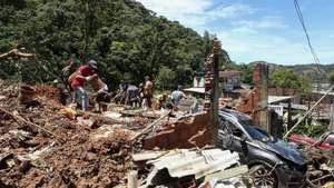 epa10482595 Members of Brazilian army, firefighters and Civil Protection work to rescue victims after a landslide due to heavy rains in Sao Sebastiao, Sao Paulo state, Brazil, 21 February 2023. At least 44 people died due to heavy rains in Sao Paulo region, according to official figures.  EPA/Sebastiao Moreira