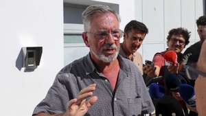 O ex-ministro Armando Vara fala aos jornalistas à saída do Estabelecimento Prisional de Évora, após ser libertado no âmbito da aplicação das medidas excecionais devido à pandemia de C ovid-19, Évora, 11 de outubro de 2021. Cumpriu neste estabelecimento prisional cerca de metade da pena única de cinco anos de prisão a que foi condenado no âmbito do processo Face Oculta. NUNO VEIGA/LUSA