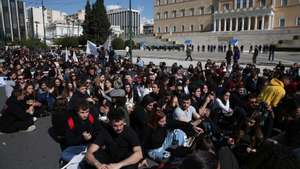 epa10500651 Youths observe a minute&#039;s silence in memory of the victims of the deadly train crash near the city of Larissa, during a protest in Athens, Greece, 03 March 2023. The number of confirmed dead from the train collision at Tempi is 57, Hellenic Police press spokesperson Konstantia Dimoglidou announced on 03 March morning. The collision occurred late on 28 February night near Tempi in central Greece between a passenger train travelling north and a freight train travelling south on the same line. A station master in the central Greek city of Larissa has been detained over the accident.  EPA/ALEXANDROS BELTES