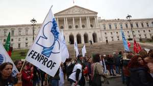 Manifestação de professores convocada por oito estruturas sindicais: Associação Sindical de Professores Licenciados (ASPL), Federação Nacional de Professores (FENPROF), Federação Nacional de Educação (FNE), Pró- Ordem dos Professores, Sindicato dos Educadores e Professores Licenciados (SEPLEU), Sindicato Nacional dos Profissionais da Educação (SINAPE), Sindicato Nacional e Democrático dos Professores (SINDEP), Sindicato Independentes de Professores e Educadores (SIPE) e Sindicato Nacional Dos Professores Licenciados pelos Politécnicos e Universidades (SPLIU).esta tarde  no Rossio, com desfile para a Assembleia da República, 04 de março de 2023. ANTÓNIO COTRIM/LUSA