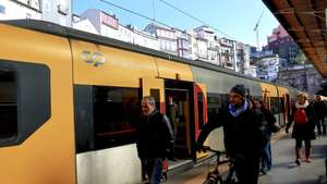 A CP suprimiu 143 comboios dos 249 programados entre as 00:00 e as 08:00 de hoje devido à greve dos trabalhadores da transportadora, segundo um balanço enviado pela empresa à Lusa, estação de São Bento, 27 de fevereiro de 2023. Os trabalhadores da CP dão hoje início a mais greves, com a transportadora a alertar para “fortes perturbações” até 02 de março, num protesto pelo impasse nas negociações salariais que também envolve a Infraestruturas de Portugal (IP). ESTELA SILVA/LUSA