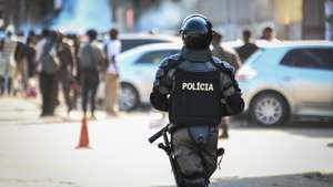 A polícia moçambicana está a dispersar com gás lacrimogéneo uma marcha em Maputo de homenagem ao 'rapper' de intervenção social Azagaia, que morreu há uma semana vítima de doença, Moçambique, 18 de março de 2023. LUIS MIGUEL FONSECA/LUSA