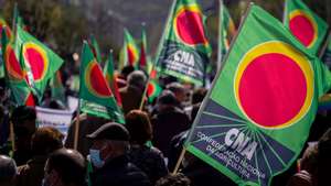 Ação de protesto da CNA - Confederação Nacional da Agricultura por ocasião da abertura da Feira AGRO, em Braga, 24 de março de 2022. A CNA reivindica outras e melhores políticas agro-rurais, reclamando ao Governo "o escoamento a preços justos para a produção agrícola e florestal nacional, o combate à especulação com o preço dos fatores de produção e a defesa dos rendimentos dos agricultores; a proibição das vendas com prejuízo e a regulação e fiscalização da atividade comercial da grande distribuição, a concretização do Estatuto da Agricultura Familiar e uma Política Agrícola Comum mais justa e solidária; em defesa de uma vida digna para quem trabalha a terra para produzir alimentos, em defesa da produção nacional e da Soberania Alimentar do país”. HUGO DELGADO/LUSA