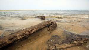 epa06683648 A view on the ruins of a house in Grand Lahou, Ivory Coast, 21 April 2018. Coastal erosion engulfed the old city and the lighthouse of Grand Lahou, where Bandama River and the Gulf of Guinea meet, in 2016. World Earth Day is marked in many countries annually on 22 April to raise awareness of the earth&#039;s environment.  EPA/LEGNAN KOULA