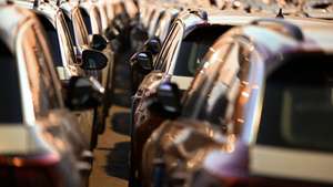 Veículos da Volkswagen, modelo T-Roc, provenientes da fábrica da Autoeuropa, em Palmela, aguardam no Terminal de Carga Geral e de Granéis de Leixões (TCGL) do porto Leixões, pela chegada de um navio para serem exportados , Matosinhos, 17 de fevereiro de 2023. É ao ritmo de 115 carros recebidos por dia que o porto de Leixões aguarda a chegada de um navio que exporte os veículos vindos da Autoeuropa, em Palmela, escoados pelo Norte devido à crise dos semicondutores. (ACOMPANHA TEXTO DA LUSA DO DIA 21 DE FEVEREIRO DE 2023). FERNANDO VELUDO/LUSA