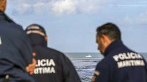 Elementos da Policia Marítima participam nas buscas dos três tripulantes de uma embarcação desaparecida na sexta-feira ao largo na Nazaré, na Praia do Pedrogão em Leiria. PAULO CUNHA/LUSA