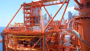 Plataforma flutuante Coral Sul que produz gás natural liquefeito ao largo da costa de Cabo Delgado, Moçambique, 23 de novembro de 2022. A infraestrutura é operada pela petrolífera italiana Eni e a 13 de novembro tornou-se no primeiro projeto a exportar gás das reservas da bacia do Rovuma. LUÍS FONSECA/LUSA
