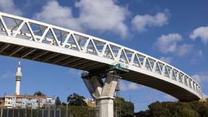 Vista do viaduto de Santo Ovídio durante a sua construção no âmbito da extensão da linha Amarela do Metro do Porto até Vila d’Este, em Vila Nova de Gaia, 12 de abril de 2023. O viaduto de Santo Ovídio, em Gaia, montou-se às peças como uma cama e já está quase pronto para receber o Metro do Porto rumo a Vila d'Este, contando até com 'almofadas' para amortecer a sua chegada. (ACOMPANHA TEXTO DA LUSA DO DIA 14 DE ABRIL DE 2023). JOSÉ COELHO/LUSA