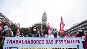 Os trabalhadores das Instituições Particulares de Solidariedade Social (IPSS) manifestam-se na Avenida dos Aliados. no Porto, em dia de greve para exigir salários justos e dignos, respeito e cumprimento dos direitos laborais, e melhores condições de trabalho, 10 de dezembro de 2021. JOSÉ COELHO/LUSA