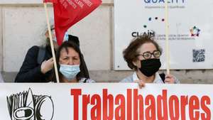 Manifestação  de trabalhadores afetos à Federação dos Sindicatos de Agricultura, Alimentação, Bebidas, Hotelaria e Turismo de Portugal (FESAHT) que trabalham na confeção de alimentos das cantinas e refeitórios concessionados de escolas, hospitais, diversos serviços públicos, fábricas e unidades do setor privado e social, exigindo "aumentos salariais dignos e justos para 2021, em defesa dos direitos dos trabalhadores e pela negociação do Contrato Coletivo de Trabalho",  junto à sede da Associação da Hotelaria, Restauração e Similares de Portugal (AHRESP), e que contou com a presença de Isabel Camarinha, secretária-geral da CGTP-IN, Lisboa, 17 de maio de 2021. MANUEL DE ALMEIDA/LUSA