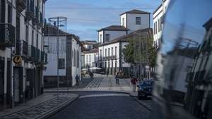 A Câmara Municipal de Ponta Delgada decidiu manter em vigor as alterações ao trânsito implementadas durante a quadra festiva no centro histórico. O presidente da autarquia, Pedro Nascimento Cabral (ausente na foto), refere que o objetivo é promover uma “cidade verdadeiramente sustentável do ponto de vista ambiental, social e económico”. em Ponta Delgada, 05 de Janeiro de 2022. EDUARDO COSTA/LUSA