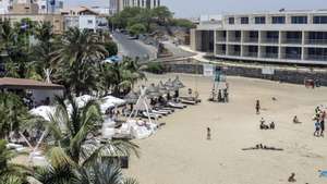 Turistas desfrutam do bom tempo na praia da Prainha, cidade da Praia, Cabo Verde, 02 de abril de 2023. O período de férias da Páscoa está a confirmar a retoma turística em Cabo Verde, com hotéis cheios e turistas estrangeiros a multiplicarem-se em passeios pelas principais localidades e praias do arquipélago. (ACOMPANHA TEXTO DA LUSA DO DIA  05 DE ABRIL DE 2023). ELTON MONTEIRO/LUSA