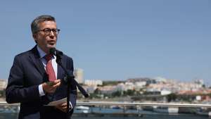 O presidente da Câmara Municipal de Lisboa Carlos Moedas discursa na cerimónia de assinatura do Contrato de Concessão do “Shared Ocean Lab ”no Porto de Lisboa, 30 de junho de 2023.. O Porto de Lisboa assina com a Câmara Municipal de Lisboa o contrato de concessão que visa a instalação do Shared Ocean Lab, numa das naves do futuro Ocean Campus,  na Doca de Pedrouços. TIAGO PETINGA/LUSA