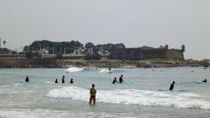 Cidadãos aproveitam o calor que se faz sentir na praia de Matosinhos, 02 de maio 2023. A continuação de temperaturas elevadas, ausência de precipitação e perigo de incêndio muito elevado são algumas das previsões do Instituto Português do Mar e das Atmosfera (IPMA) para os próximos meses. ESTELA SILVA/LUSA