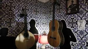 Uma guitarra Portuguesa (E) e uma viola (D) expostas numa casa de Fados em Alfama, Lisboa, 21 de outubro de 2022. Por Alfama jovens fadistas saltam de tasca em tasca para darem tudo na “paixão” pelo fado, puxam pelas cordas e cativam o público na afirmação de que o Fado Vadio está vivo na guitarra e na voz. (ACOMPANHA TEXTO DA LUSA DO DIA 13 DE NOVEMBRO DE 2022). ANTÓNIO COTRIM/LUSA