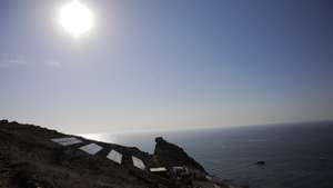 Painéis de energia solar instalados pela E-Redes, há cerca de um ano, junto ao bairro dos pescadores, no âmbito do projeto “Berlenga Sustentável”, ao largo de Peniche, 27 de outubro 2021. Implementado pela E-Redes, o projeto “Berlenga Sustentável” permite o fornecimento de energia elétrica sustentável de longo prazo, substituindo a produção a diesel. (ACOMPANHA TEXTO DA LUSA DO DIA 01 DE NOVEMBRO DE 2021). PAULO CUNHA /LUSA