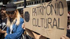 Manifestação dos músicos em frente à Câmara Municipal do Porto para reivindicar a abertura das suas salas no Centro Comercial Stop no Porto, 24 de julho de 2023. O Centro Comercial Stop funciona há mais de 20 anos como espaço cultural e diversas frações dos seus pisos são usadas como salas de ensaio ou estúdios por vários artistas. JOSÉ COELHO/LUSA