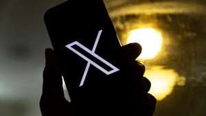 epa10772440 An illustration pictures shows a user holding a mobile phone displaying the 'X' logo, in Los Angeles, California, USA, 27 July 2023. Twitter announced on 23 July that it will rebrand to X.  EPA/ETIENNE LAURENT