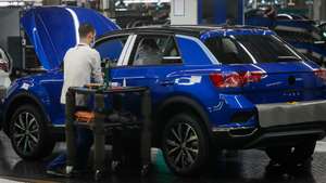 Funcionários da Autoeuropa trabalham na construção do Volkswagen T-Roc na fábrica da Autoeuropa, em Palmela, 13 de maio de 2020. JOSÉ SENA GOULÃO/LUSA