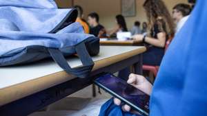 Alunos numa sala de aula da escola EB 23 Lourosa que proíbe os telemóveis, a propósito de uma petição que está a correr para que isso seja a regra em todas as escolas, Santa Maria da Feira, 23 de maio de 2023.  (ACOMPANHA TEXTO DE 27 DE MAIO DE 2023) JOSÉ COELHO/LUSA