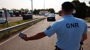 Militares da Guarda Nacional Republicana (GNR) dedicados ao controlo de fronteiras , procedem à  identificação seletiva de condutores de ligeiros à entrada para Portugal na fronteira do Caia (Elvas). Estas ações iniciaram às 00.00 de hoje nos 21 pontos de passagem autorizados na fronteira terrestre nacional, devido às Jornadas Mundiais da Juventude, que decorrerão no início do mês de agosto. Elvas, 22 de julho de 2023. NUNO VEIGA/LUSA