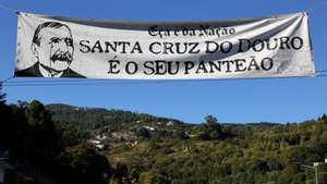 Faixa de contestação junto ao cemitério de Santa Cruz do Douro, no concelho de Baião, onde se encontram depositados os restos mortais do escritor  Eça de Queiroz, Baião, 24 de setembro de 2023. A trasladação dos restos mortais do autor para o Panteão Nacional é contestada pela oposição de alguns familiares. ESTELA SILVA/LUSA