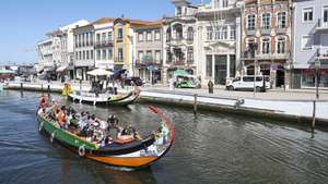 Passeios de barcos moliceiros com turistas na Ria de Aveiro, em Aveiro, 15 de abril de 2023. PAULO NOVAIS/LUSA