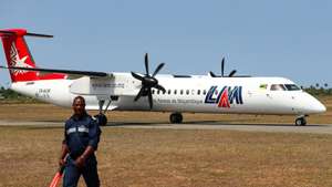 Avião das Linhas Aéreas de Moçambique (LAM), que passa a ligar Joanesburgo, na África do Sul, a Vilanculo, na província de Inhambane, um dos principais pontos turísticos de Moçambique, no Aeroporto de Inhambane, Moçambique, 29 de setembro de 2023. De acordo com informação comercial divulgada pela transportadora aérea, o primeiro desses voos diretos acontece já neste dia, operando a companhia ainda ligações às quartas-feiras e aos domingos. LUÍSA NHANTUMBO/LUSA