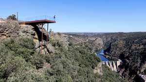 Vista da barragem espanhola do Castro do Miradouro da Penhas da Torres, no Douro internacional, em Paradela, Miranda do Douro, 03 de outubro de 2023. O concelho de Miranda do Douro ganhou dois novos miradouros que são autênticas varandas sobre a paisagem das arribas do Parque Natural do Douro Internacional, onde foram investidos cerca 300 mil euros nestes equipamentos enquadrados na paisagem. (ACOMPANHA TEXTO DA LUSA DO DIA 05 DE OUTUBRO DE 2023). FRANCISCO PINTO/LUSA