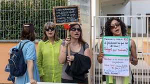 Professores manifestam-se à entrada do Centro Escolar Norton de Matos no dia da greve nacional a exigir melhores condições de trabalho, sendo a primeira paralisação no atual ano letivo convocada pela plataforma de nove estruturas sindicais, em Coimbra, 06 de outubro de 2023. PAULO NOVAIS/LUSA