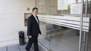 O ex-ministro da Economia e arguido no julgamento do processo EDP, Manuel Pinho, à chegada para o início do julgamento no Campus de Justiça, em Lisboa, 10 de outubro de 2023. O julgamento do processo EDP tem como arguidos o antigo presidente do BES, Ricardo Salgado, o ex-ministro da Economia Manuel Pinho e a mulher, Alexandra Pinho.  ANTÓNIO PEDRO SANTOS/LUSA