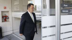 O ex-ministro da Economia e arguido no julgamento do processo EDP, Manuel Pinho, à chegada para o início do julgamento no Campus de Justiça, em Lisboa, 10 de outubro de 2023. O julgamento do processo EDP tem como arguidos o antigo presidente do BES, Ricardo Salgado, o ex-ministro da Economia Manuel Pinho e a mulher, Alexandra Pinho.  ANTÓNIO PEDRO SANTOS/LUSA