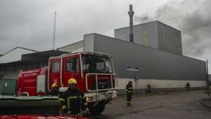 Bombeiros combatem incêndio em fábrica de plástico Compogal Indústria de Polímeros, SA, na zona urbana de Leiria, 02 de novembro de 2023. PAULO CUNHA/LUSA