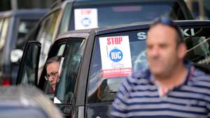 Condutores durante a Manifestação Nacional STOP IUC contra o aumento do imposto único de circulação (IUC) para os carros anteriores a 2007, previsto na proposta de Orçamento de Estado para 2024, Avenida dos Aliados no Porto, 05 de novembro de 2023. FERNANDO VELUDO/LUSA