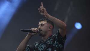 O rapper português, Bispo, durante a sua atuação  no segundo dia da 8ª edição do festival O Sol da Caparica, que decorre até 20 de agosto em Almada, 18 de agosto de 2023. CARLOS M. ALMEIDA/LUSA